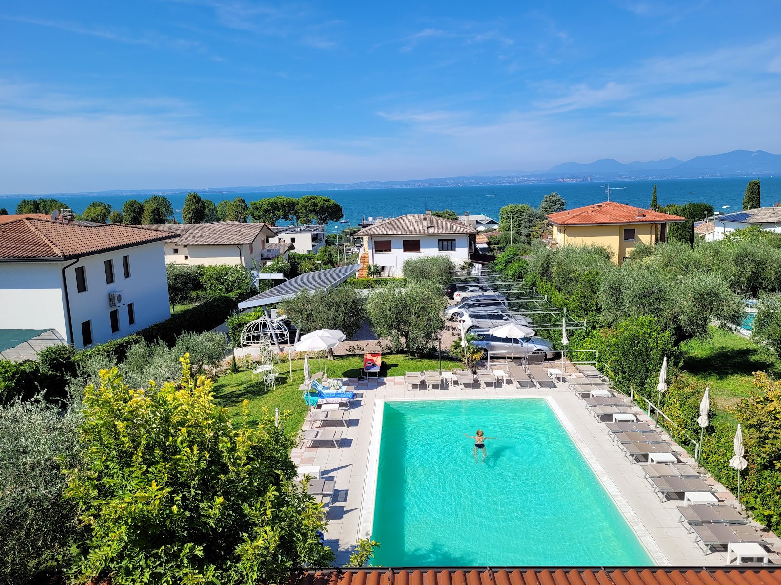 The pool with Lake Garda behind
